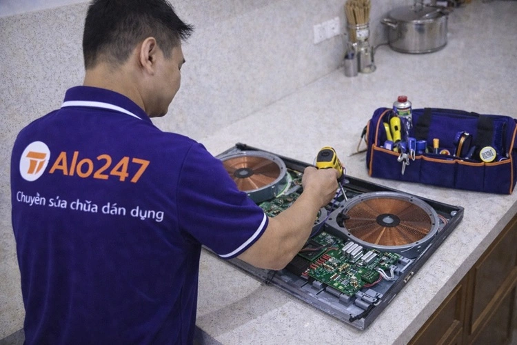 thợ alo247 đang sửa bếp từ tại nhà