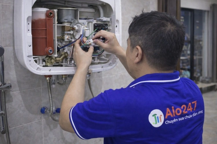 thợ alo247 đang sửa chữa bình nóng lạnh