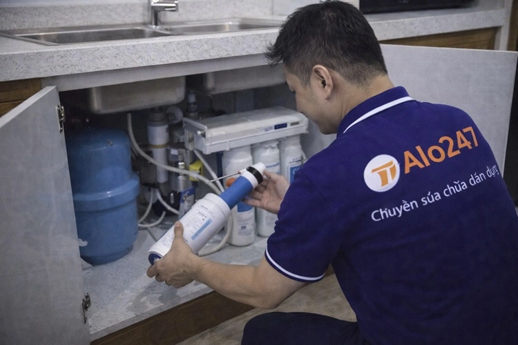 thợ alo247 đang sửa máy lọc nước