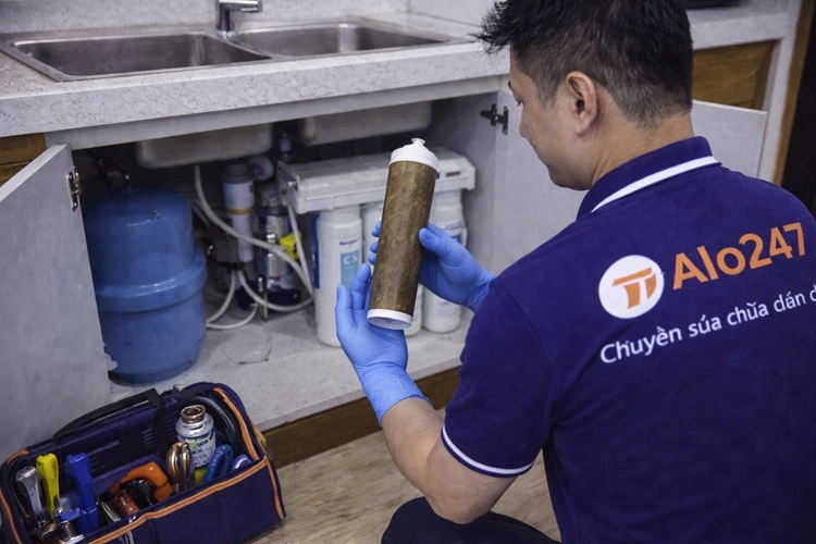 thợ alo247 kiểm tra lõi lọc máy lọc nước
