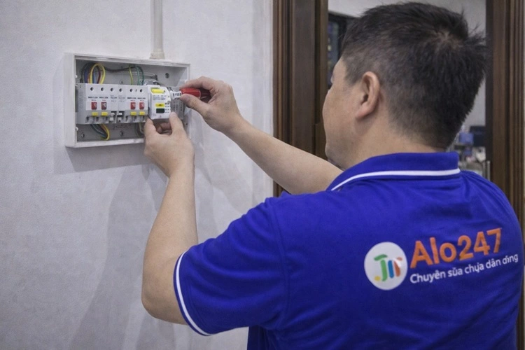 thợ điện alo247 đang thay aptomat khắc phục chập điện