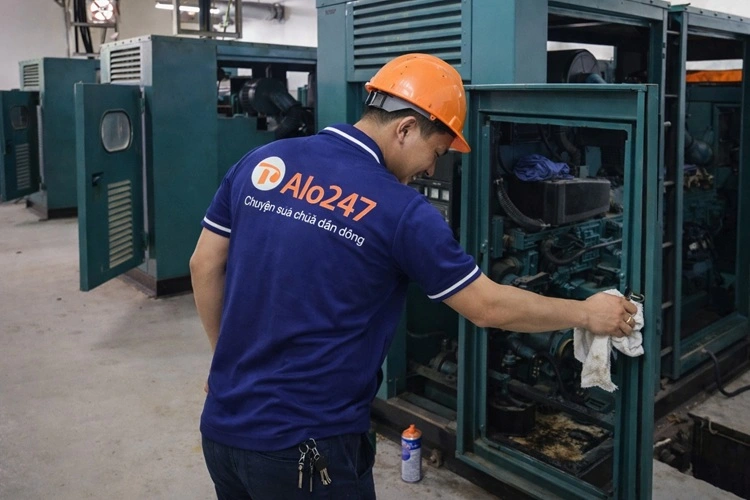 thợ alo247 đang bảo dưỡng máy phát điện công nghiệp