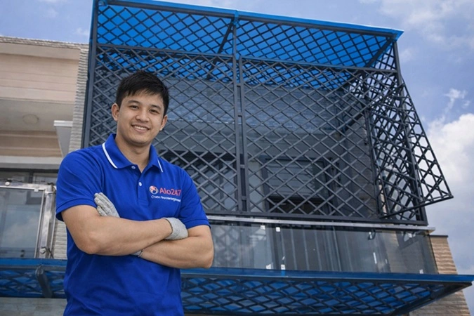 thợ alo247 bên khung sắt bảo vệ ban công mới thi công