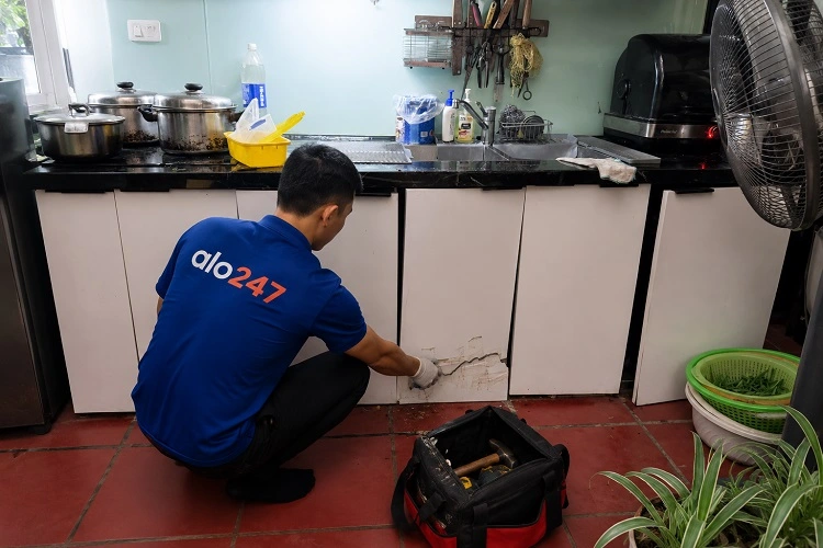 thợ alo247 khảo sát tủ bếp gỗ tại nhà khách hàng