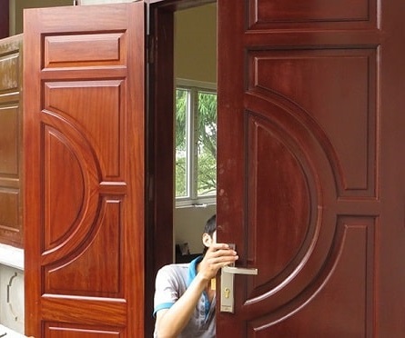 thợ đánh vecni cửa gỗ
