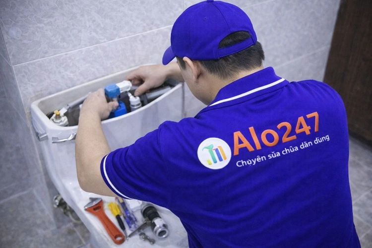 thợ alo247 đang sửa két nước bồn cầu