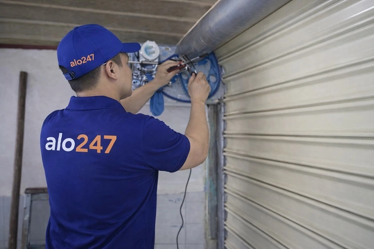 Kỹ thuật viên Alo247 sửa cửa cuốn