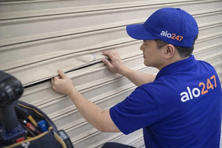 Thợ alo247 xử lý sự cố nan cửa bị xô lệch