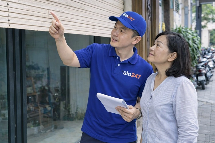 Thợ alo247 kiểm tra tình trạng cửa bị lỗi hỏng