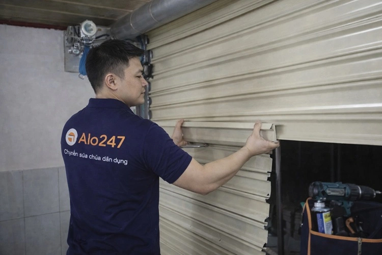 thợ alo247 thay lá cửa cuốn