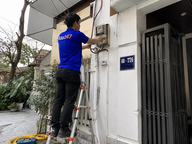 Thợ alo247 đang lắp đồng hồ điện tại Hoàng Mai