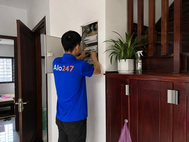 Thợ alo247 đang sửa aptomat bị nhảy liên tục