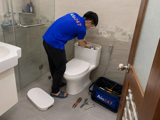 Thợ alo247 đang sửa bồn cầu tại  Hà Đông