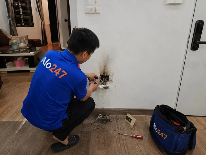 Thợ alo247 đang sửa điện chập cháy tại Cầu Giấy