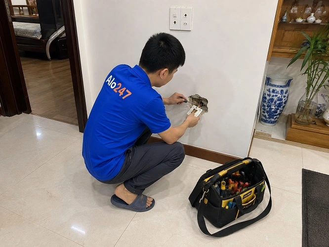 Thợ alo247 đang sửa điện tại Tây Hồ