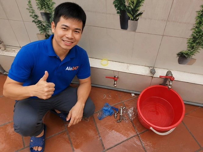Thợ alo247 đang sửa đường ống nước tại Hai Bà Trưng