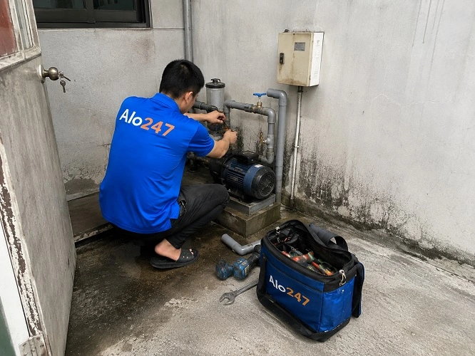 Thợ alo247 đang sửa máy bơm không lên nước tại Từ Liêm