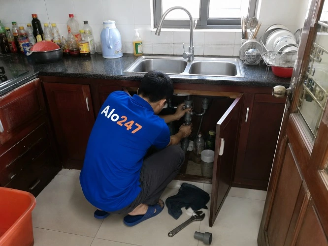Thợ alo247 đang sửa ống nước tại Đống Đa
