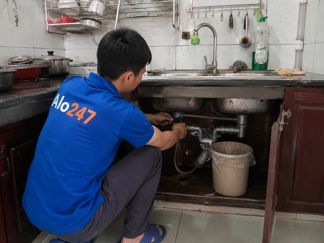 Thợ alo247 đang sửa ống nước tại Hoàng Mai