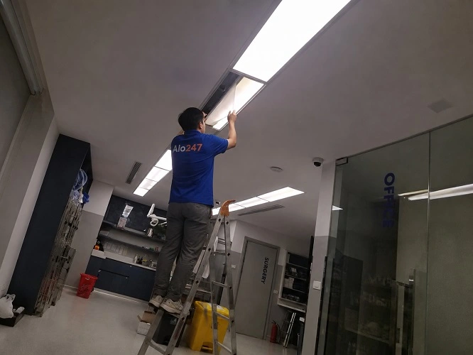 Thợ alo247 đang thay bóng đèn âm trần