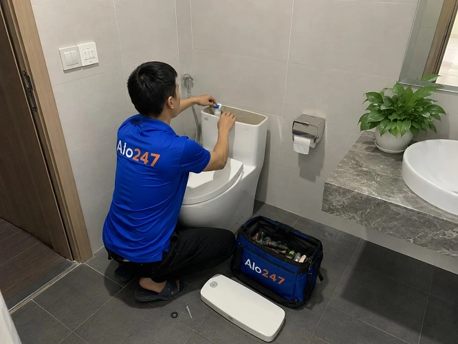 Thợ alo247 đang thay phao bồn cầu