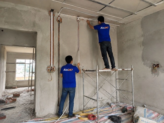 Thợ alo247 đang thi công hệ thống điện nước tại Hai Bà Trưng