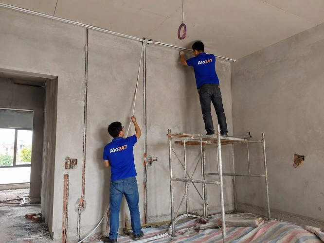 Thợ alo247 đang thi công hệ thống điện nước tại Hoàn Kiếm