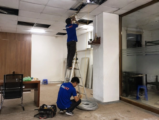 Thợ alo247 đang thi công hệ thống điện tại Hoàng Mai