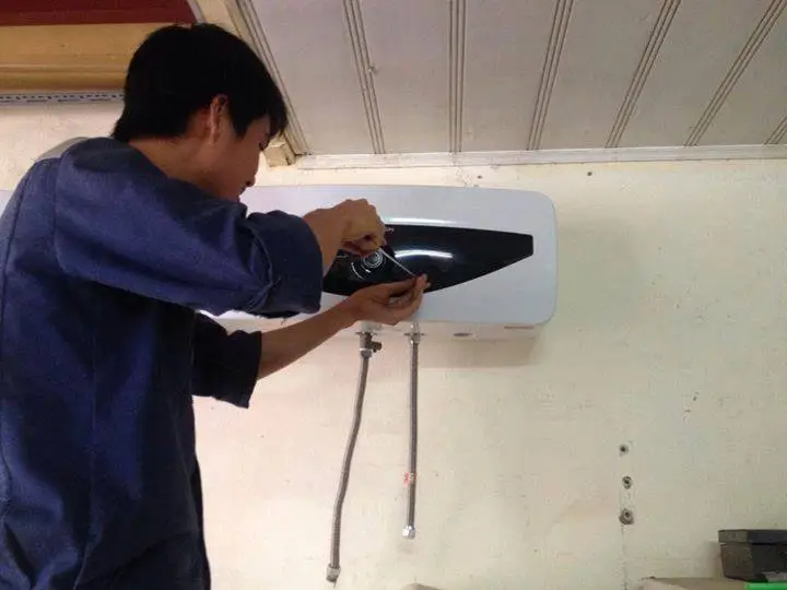 Lắp đặt bình nóng lạnh mới tại Hà Đông