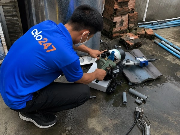 Thợ alo247 đang sửa máy bơm nước tại Cầu Giấy