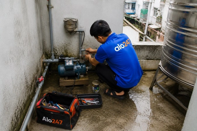 Thợ alo247 đang sửa máy bơm nước tại Hà Đông