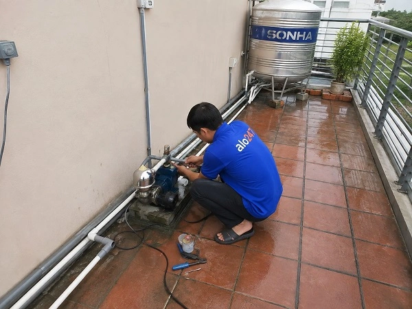 Thợ alo247 đang sửa máy bơm nước tại Hoàng Mai