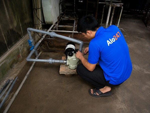 Thợ alo247 đang sửa máy bơm nước tại Thanh Xuân