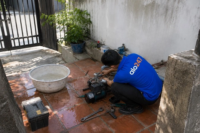 Thợ alo247 đang sửa máy bơm nước tại Gia Lâm