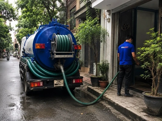 Thợ alo247 thực hiện hút bể phốt tại Ba Vì