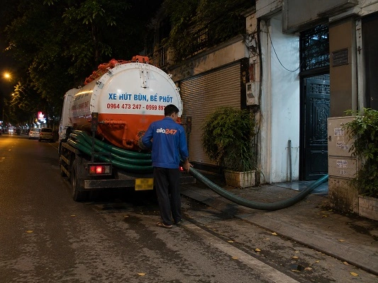 Thợ alo247 thực hiện hút bể phốt tại Đan Phượng