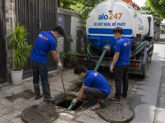 Thợ alo247 thực hiện hút bể phốt tại Mê Linh
