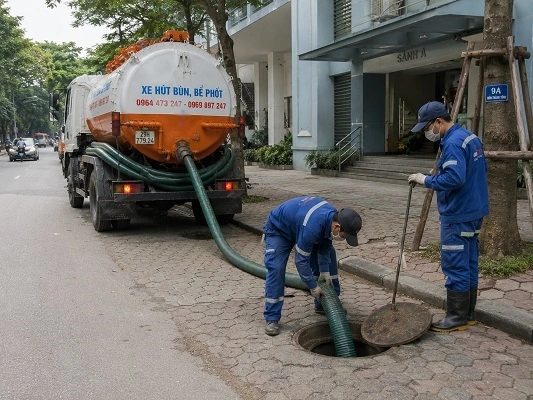 Thợ alo247 thực hiện hút bể phốt tại Sóc Sơn