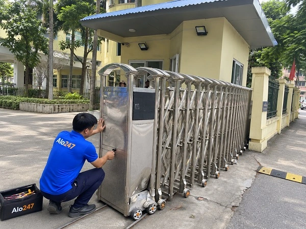 Alo247 dịch vụ sửa cửa xếp sắt uy tín tại Hà Nội