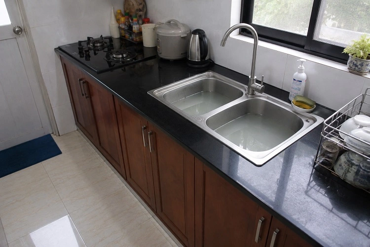 Bồn rửa bát bị tắc nghẽn không thoát nước cần xử lý tại Hai Bà Trưng