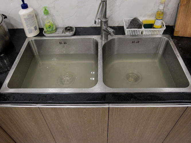 Bồn rửa bát bị tắc nghẽn không thoát nước cần xử lý tại Hoàng Mai