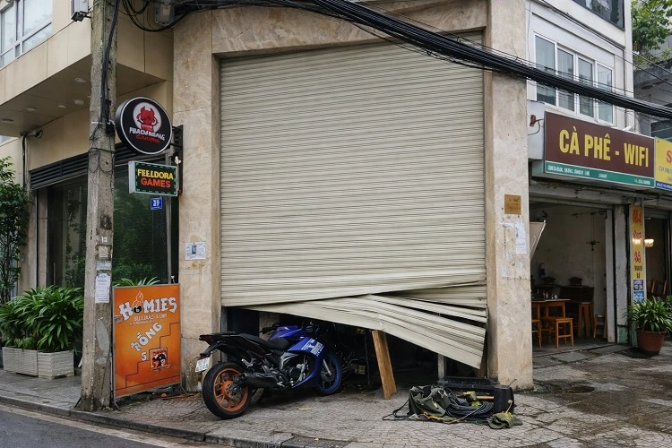 Cửa cuốn bị móp méo khi gặp vật cản