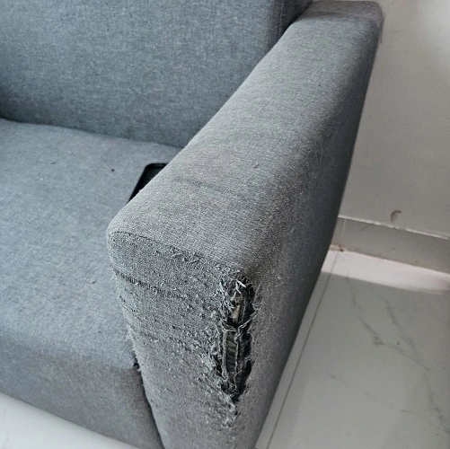 Ghế nỉ bị sờn rách cần được sửa chữa