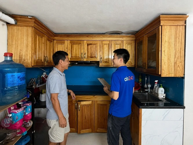 Khách hàng hài lòng sau khi dùng dịch vụ sơn tủ bếp của alo247