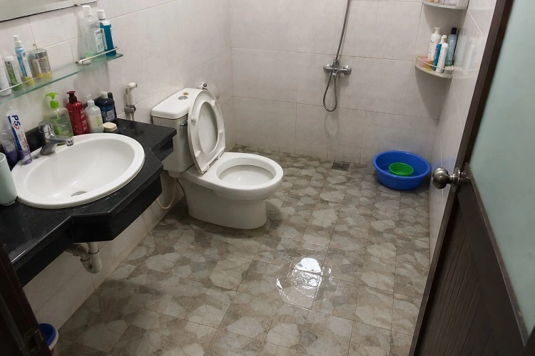 Sàn nhà vệ sinh tại Ba Đình bị ngập nước do tắc cống thoát sàn cần xử lý gấp