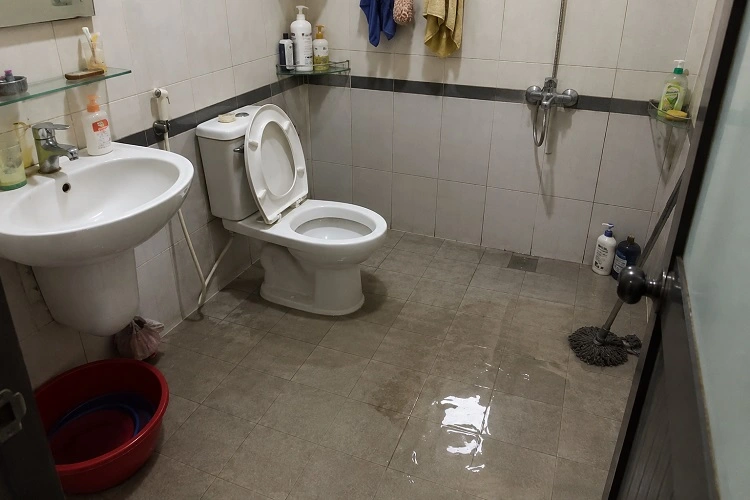 Sàn nhà vệ sinh tại Hoàn Kiếm bị ngập nước do tắc cống thoát sàn cần xử lý gấp