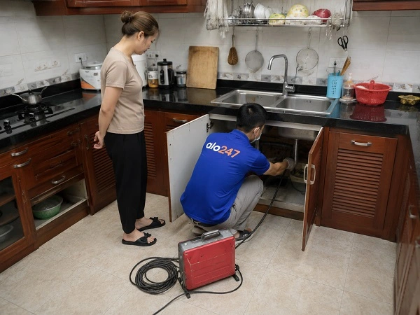 Thợ Alo247 dùng máy lò xo thông tắc cống chậu rửa bát tại Từ Liêm