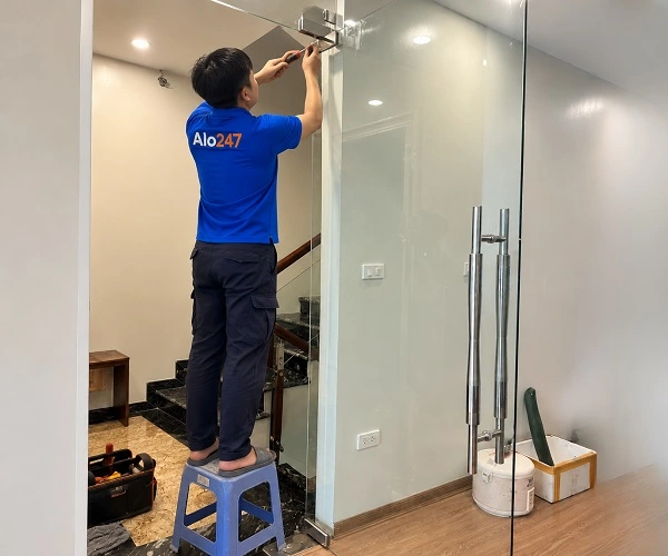 Thợ Alo247 sửa cửa kính thủy lực tại Hà Nội