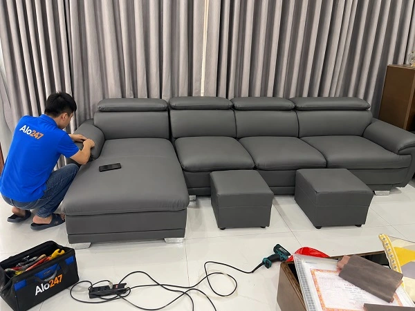 Thợ alo247 bàn giao ghế da sau khi được sửa chữa bọc lại