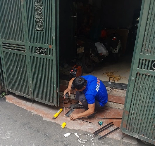 Thợ alo247 đang hàn cửa sắt tại nhà